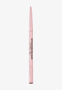 Too Faced Super Fine Brow Detailer in einem schlanken rosa Bleistiftformat mit strukturiertem Griff und feiner Spitze für eine präzise Anwendung.
