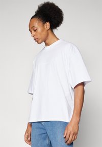 Pegador LOGO BOXY TEE - Pamata T-krekls - white gum white
