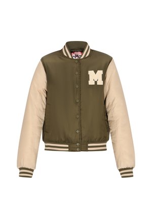 Olivgrüne Bomberjacke mit beigen Ärmeln, featuring ein cremefarbenes "M"-Logo auf der linken Brust, Druckknöpfen sowie gestreiften Rippbündchen und -saum.