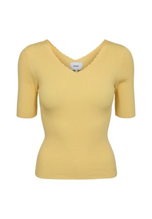 Maglietta gialla a maniche corte con coste, scollo a V smerlato e silhouette aderente, mostrata su sfondo bianco.