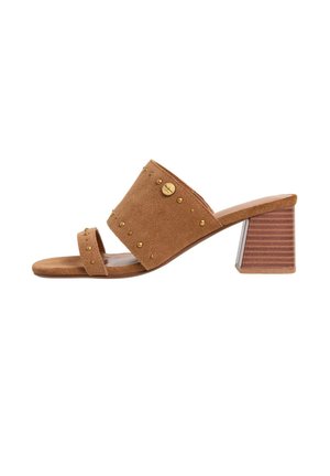 Mule à bout ouvert en daim marron avec deux brides, ornements cloutés dorés et talon block empilé.