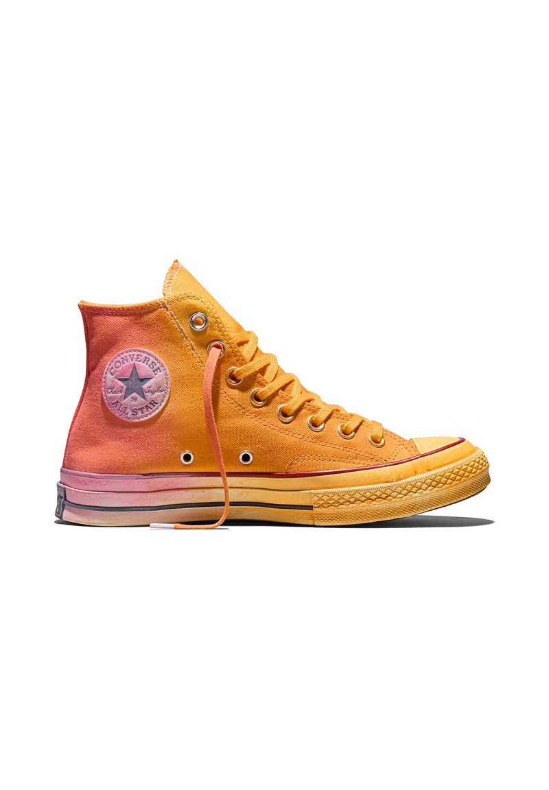 High-Top Converse All Star Sneaker in orange-pinkem Farbverlauf mit Schnürsenkeln, Gummisohle und dem charakteristischen runden Logo am Knöchel.