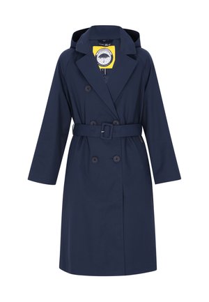 Marineblå regnfrakke med hætte, dobbeltradet for, bæltet i taljen og forlommer. Fremstillet af vandafvisende materiale.