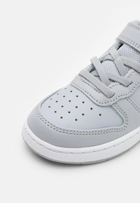 Nike Sportswear NIKE COURT BOROUGH LOW 2 (TD) - Sapatilhas - wolf grey/white