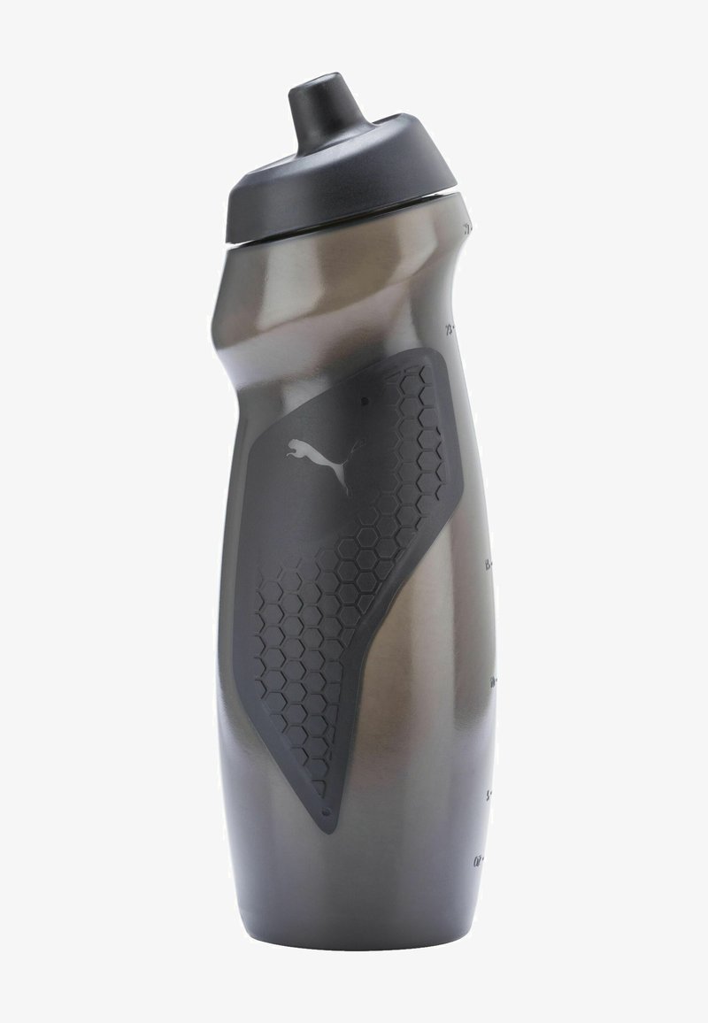 Grå sport vandflaske med et buet design, sort gummigreb med et honningkombinationsmønster og et push-pull tud på låget.