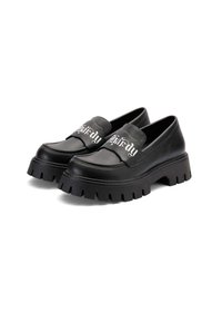 Černé kožené mokasíny s vyvýšenou podrážkou, které se vyznačují robustní platformou a výrazným bílým vyšitým textem na přední části.