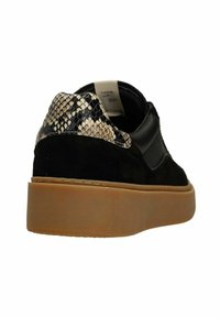 Schwarze Sneaker mit einem strukturierten Schlangenprint-Heel-Cap, aus Wildleder und mit einer Gummisohle. Schnürdesign mit gepolstertem Kragen.