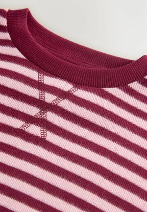 Tricou în dungi bordeaux și roz deschis, cu guler rotund ribatat și detalii de cusătură vizibile la guler. Material moale din tricot.