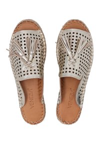 Metalické stříbrné slip-on boty s perforovaným designem, třásněmi, koženou podšívkou a tkaným jutovým lemem na ploché podrážce.