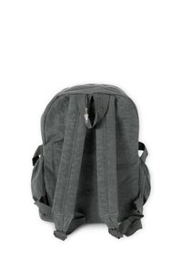 Grijze stoffen rugzak met twee verstelbare schouderbanden, een voorrits en zijzakken. Heeft een gestructureerd oppervlak en versterkte stiksels.