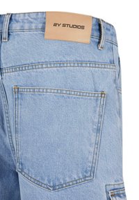 Lys blå denimshorts med en lærreim med preget merkevare, to baklommer og synlige stikninger.
