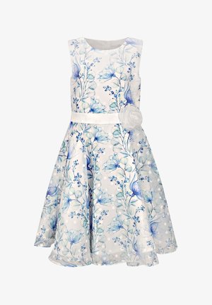 Vestido floral con diseño sin mangas, que presenta una base blanca y patrones florales en azul, cinta en la cintura con un detalle de rosa de tela, falda acampanada.