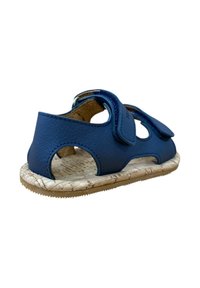 Sanda blue de cuero con lados abiertos, correas de Velcro en la parte delantera, plantilla con textura de corcho y suela texturizada para mayor tracción.