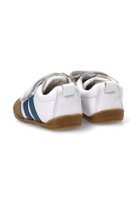 Zapatos de cuero blancos con rayas azules, suela de goma marrón, doble correa de Velcro y aberturas acolchadas para mayor confort. Vista trasera mostrada.