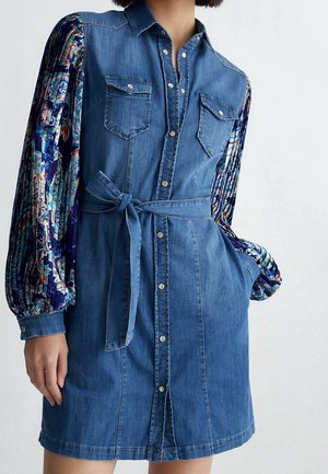 Jeans blousejurk met knopen aan de voorkant, ceintuur in de taille, twee borstzakken en lange geplooide bloemenmouwen in blauw en meerkleurige patronen.
