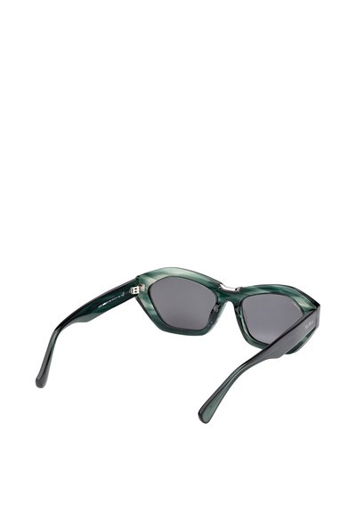 Vihreä marmoroitu kissansilmätyyliset aurinkolasit, joissa tummat linssit, metalliset yksityiskohdat siltakohdassa ja sileät mustat sankakulmat. Ominaisuutena rohkea, geometrinen muoto.