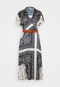 Abito a maniche corte caratterizzato da una stampa paisley bianca e nera con righe a contrasto, fissato con una cintura in pelle marrone. Tessuto leggero.