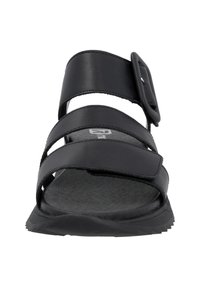 Sandalo nero con tre ampie cinture in materiale sintetico, un dettaglio con fibbia laterale e una soletta texturizzata su una robusta suola in gomma.