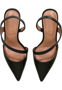Černé lodičky s špičatou špičkou a dvojitými pásky, s hladkou koženou texturou a nahým stélkou. Mají elegantní, minimalistický design.