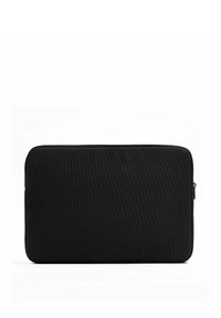 Custodia per laptop nera con un'esterno liscio e testurizzato, forma rettangolare, chiusura a zip e bordi rinforzati per una maggiore durabilità.
