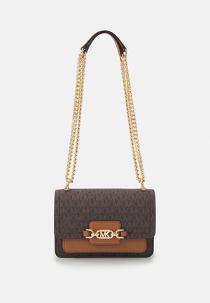 Sac à épaule Michael Kors marron à motif avec bandoulière chaîne dorée et logo MK doré sur le rabat avant avec détail en cuir beige.