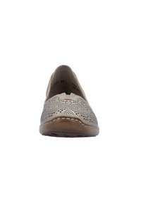 Chaussures en cuir gris à enfiler avec un design perforé, bout rond et accents cousus ; semelle en caoutchouc plate.