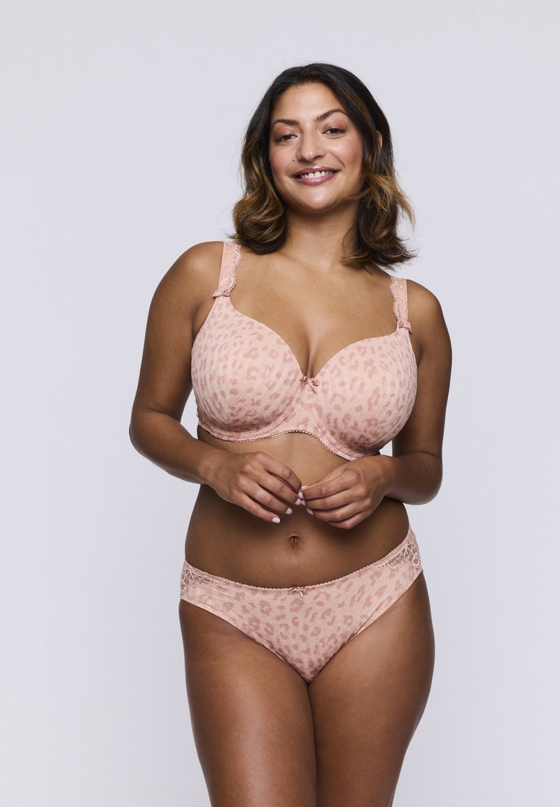 Jasnoróżowy biustonosz i pasujące majtki w subtelny print w panterkę. Miękka tkanina, wsparcie druciane, koronkowe akcenty na ramiączkach i pasku.