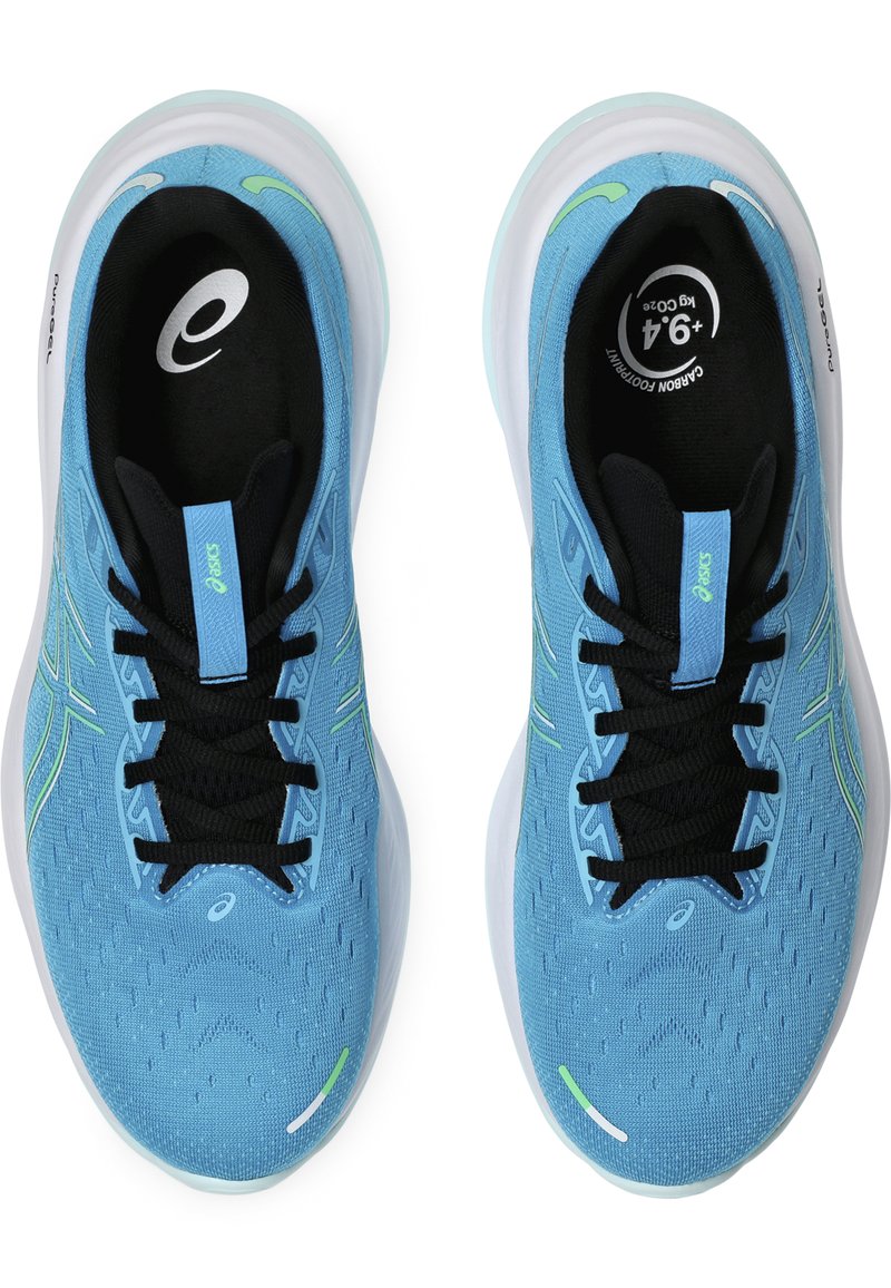 Un paio di scarpe da corsa blu con lacci neri, suole bianche e accenti verdi, viste dall'alto.
