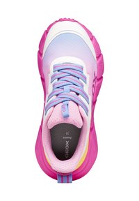 Vícebarevná teniska s bílým, růžovým a modrým síťovaným svrškem. Má silnou růžovou gumovou podrážku, kulaté tkaničky a žlutý akcent na patě.