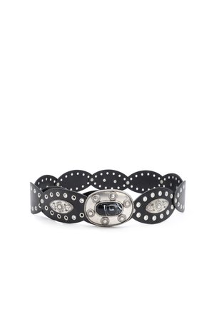 Cintura nera con segmenti a forma ovale, decorata con borchie d'argento e un centro in pietra nera e argento dettagliato.