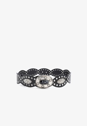 Cintura nera con segmenti a forma ovale, decorata con borchie d'argento e un centro in pietra nera e argento dettagliato.