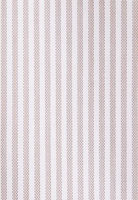 Tissu blanc avec des fines rayures verticales marron et orange cousues, espacées régulièrement, formant un motif linéaire répétitif.