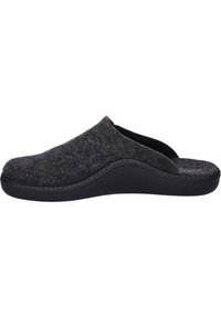 Zapato de bailarina gris de tela, con punta redondeada, suela de goma negra y detalle de costura a lo largo del borde. Diseño ligero y sencillo.