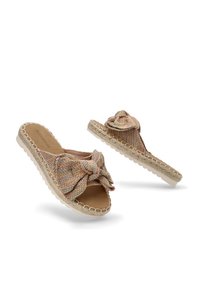 Sandalias de slide texturizadas con un upper de tejido multicolor, gran detalle de lazo y suela envuelta en yute. Diseño de punta abierta.