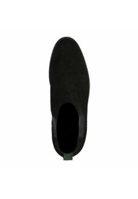 Stivale alla caviglia in suede nero con punta arrotondata, pannelli laterali elasticizzati e un piccolo passante verde sul retro. Tessuto liscio, senza motivi visibili.