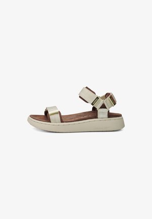 Sandale beige clair avec deux larges brides, semelle intérieure en cuir texturé marron et semelle rembourrée, ornée d'accents en métal doré.