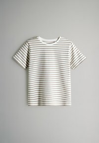 Camiseta de rayas en crema y beige, de manga corta, cuello redondo, fabricada en suave algodón, con rayas horizontales espaciadas de manera uniforme.