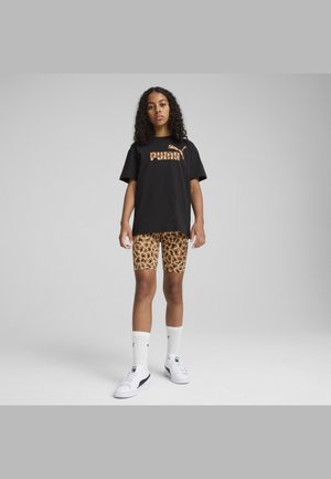 Černé tričko s grafickým nápisem "FUTURE" v oranžové barvě, doplněné šortkami s leopardím potiskem. Bílá ponožky a tenisky dotvářejí outfit.