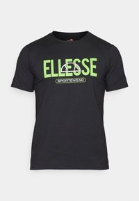 Černé bavlněné tričko s krátkým rukávem, na kterém je výrazné zelené logo "ELLESSE" a text "SPORTSWEAR", kulatý výstřih a klasický střih.