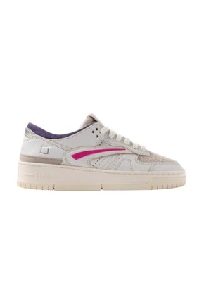 Sneaker bianca bassa con suola beige, rivestimento viola alla caviglia e striscia laterale rosa, mostrata di profilo su sfondo bianco.
