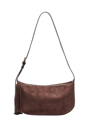 Borsa a tracolla in suede marrone con chiusura a zip, forma curvata e dettaglio con frange laterali. Dotata di una tracolla regolabile per lunghezze variabili.