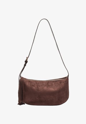 Ruskea mokkanahkainen olkalaukku vetoketjukiinnityksellä, kaarevassa muodossa ja sivupompula-yksityiskohdalla. Varustettu säädettävällä hihnalla eri pituuksia varten.