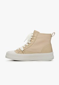 Beige high-top sneakers van synthetisch materiaal, met een witte rubberen zool, ronde neus en vetersluiting met meerdere veteroogjes.