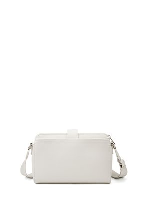 Piccola borsa a tracolla rettangolare in pelle bianca con cerniera superiore e tracolla regolabile su sfondo bianco.