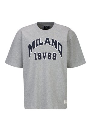Graues T-Shirt mit kurzen Ärmeln und schwarzem Schriftzug "MILANO" über "19V69" auf der Vorderseite, mit einem Rundhalsausschnitt und einem kleinen Aufnäher nahe dem Saum.