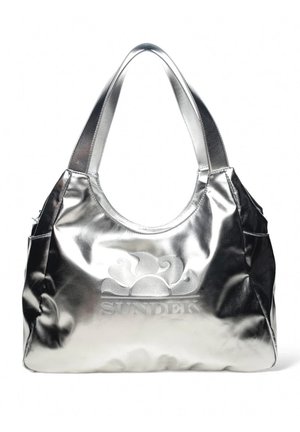 Bolso de mano metálico plateado con forma redondeada, textura suave y doble asa. Presenta logotipo grabado y sutiles detalles decorativos.