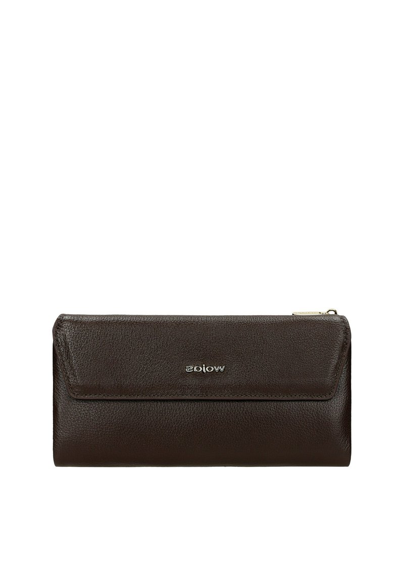 Portafoglio in pelle marrone con una finitura texture, dotato di chiusura a patta e logo metallico. Forma rettangolare compatta con linee pulite.