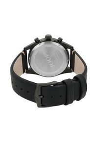Zwarte lederen bandhorloge met een roestvrijstalen achterlaag, ronde vorm en een gestructureerd oppervlak met zwarte hardware accentueringen.