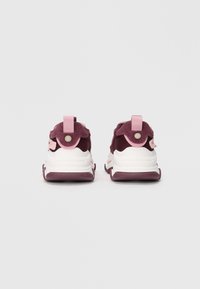 Chaussures de sport bordeaux et blanches en matériau en daim et en maille, avec des accents texturés, un talon arrondi et des tirants roses à l'arrière.