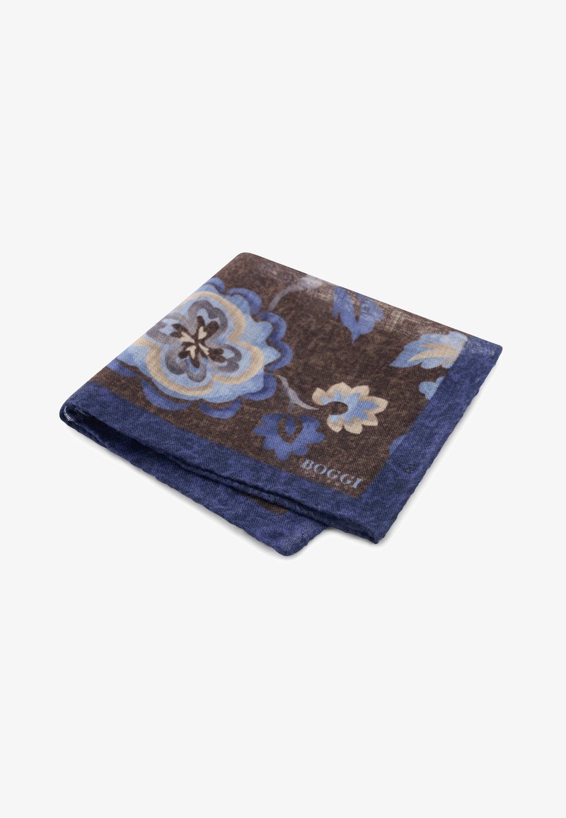 Pochette pliée avec motif floral bleu et beige sur fond sombre et bord bleu marine, marquée du logo "Boggi".